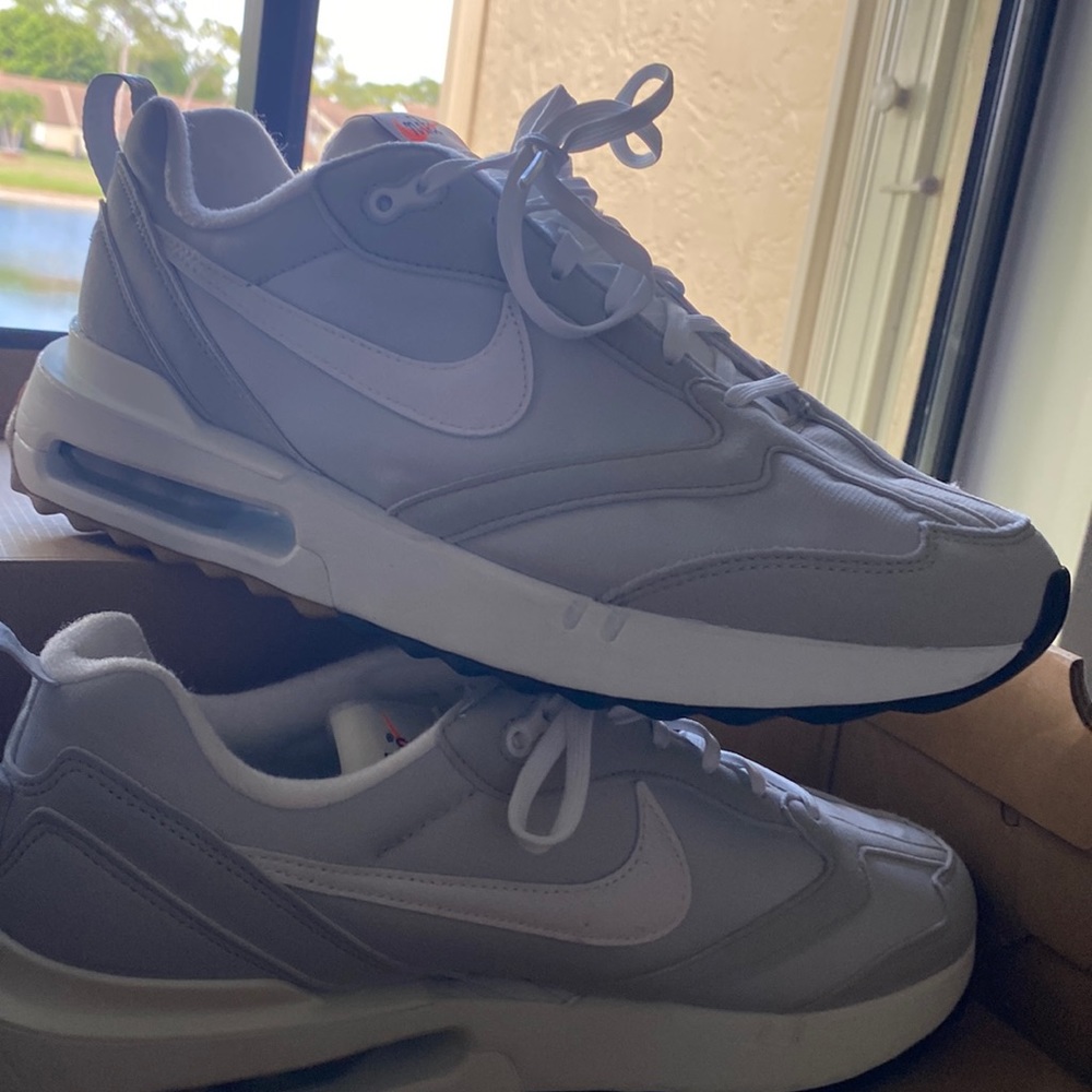 NIKE AIRMAX DAWN size 10.5 cream color